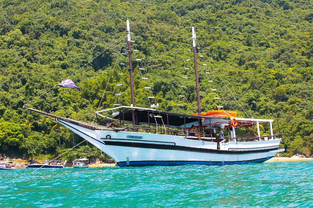 Barco na água cristalina