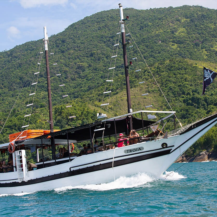 Barco ancorado próximo à ilha