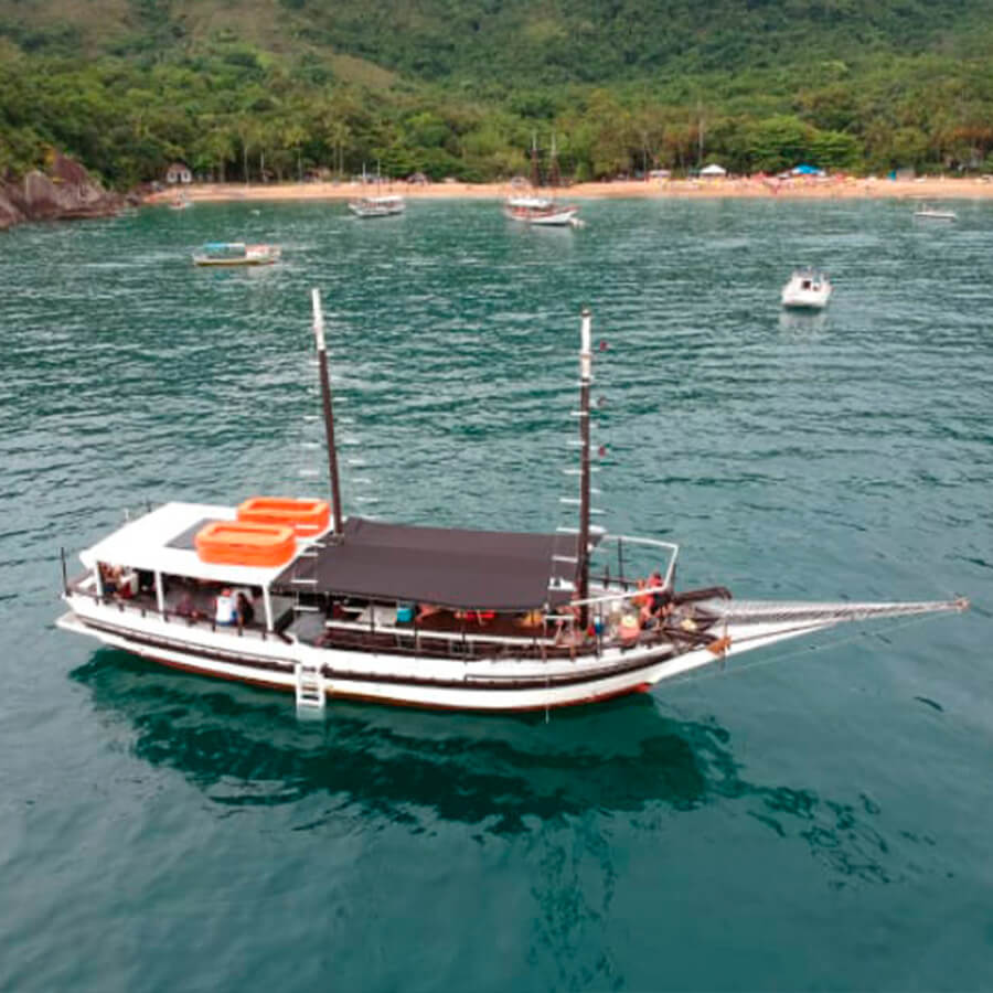 Vista lateral do barco